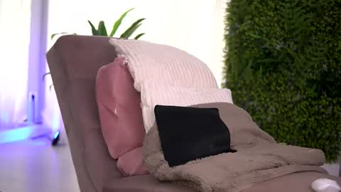 freyaheart online show from August 11, 6:15 am