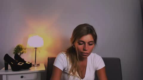 freyanaughty69 online show from August 13, 8:45 pm