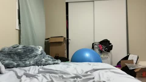 fuzzypeaches87 online show from August 11, 2:13 am