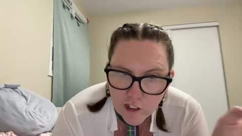 fuzzypeaches87 online show from August 12, 3:53 am