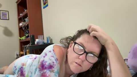 fuzzypeaches87 online show from August 12, 3:36 pm