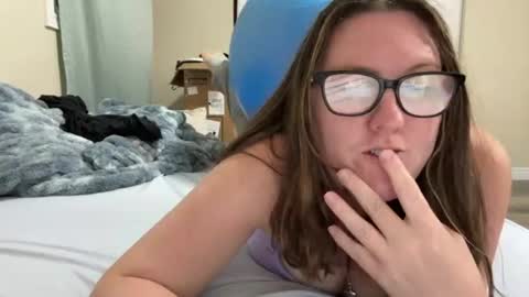 fuzzypeaches87 online show from August 13, 3:53 am