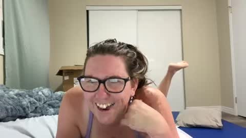 fuzzypeaches87 online show from August 14, 3:21 am