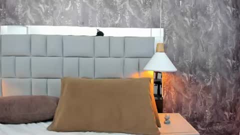 gia_bell online show from August 11, 8:00 pm