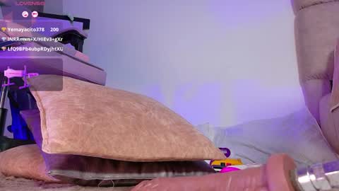 gigi_hills online show from July 11, 11:33 pm