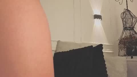 Giigii Hadid  online show from August 14, 2:26 am