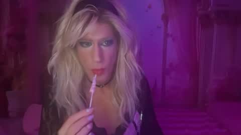 ginniwylde01 online show from August 16, 8:07 am