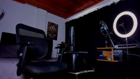 GIOMAR REYES online show from August 7, 2:17 pm
