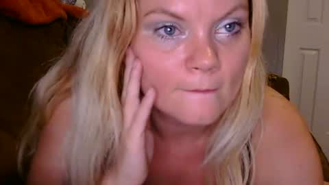girlnextdoo4 online show from August 11, 9:33 am
