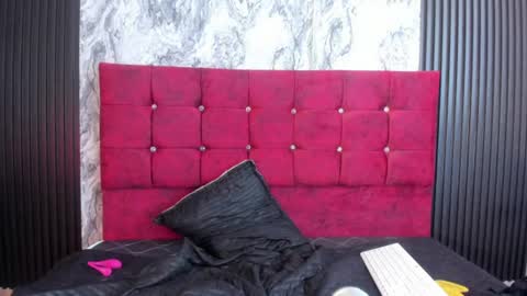 gisellholden_ online show from June 10, 4:14 pm
