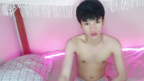 givemethrillx online show from April 25, 6:25 pm