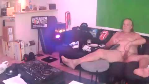 goldyguy011 online show from August 3, 9:22 pm