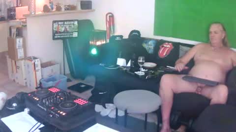 goldyguy011 online show from August 5, 9:57 pm