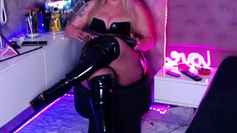 guess__whoo online show from April 19, 4:50 pm