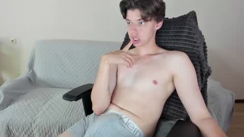 guy_liam1 online show from August 4, 8:44 am