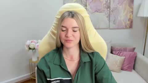 gwensmitt online show from August 11, 9:17 pm