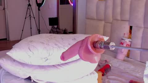 Halie  online show from August 6, 2:43 am
