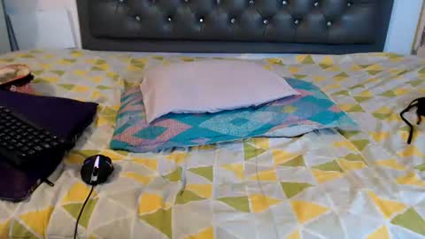 halle_bailey online show from August 9, 3:40 am