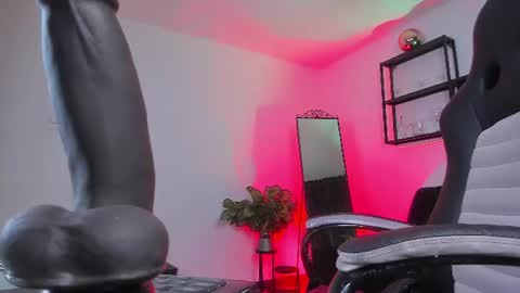 halley_ravenn online show from August 7, 10:21 pm