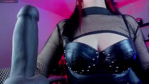 halley_ravenn online show from August 11, 11:18 pm