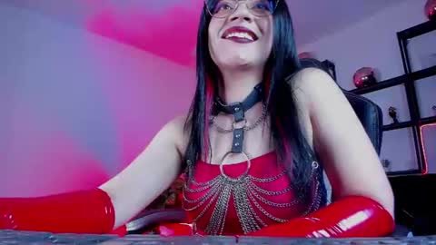 halley_ravenn online show from August 13, 10:46 pm
