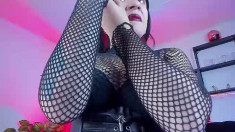halley_ravenn online show from August 14, 9:18 pm