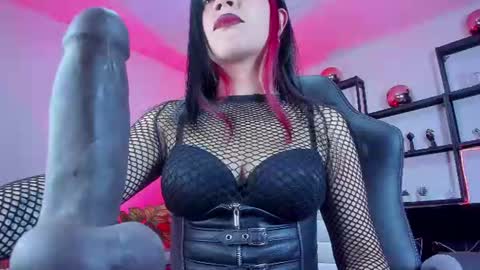 halley_ravenn online show from August 14, 11:41 pm