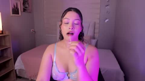 Hanna Lineros  online show from August 8, 3:56 pm