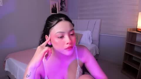 Hanna Lineros  online show from August 14, 7:28 pm