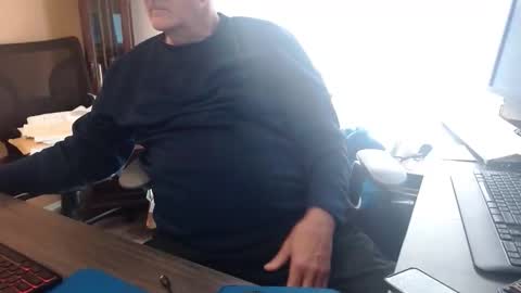 handsome_guy4u online show from April 22, 7:50 pm