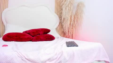 hanna__collins_ online show from August 4, 10:07 pm