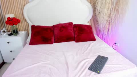 hanna__collins_ online show from August 13, 8:45 pm