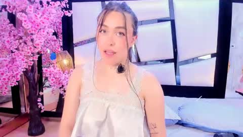  Hanna Collins  online show from August 15, 5:50 pm