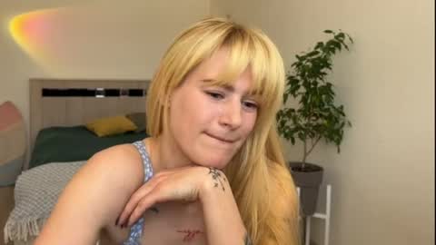 hannah levis  online show from May 19, 7:42 am