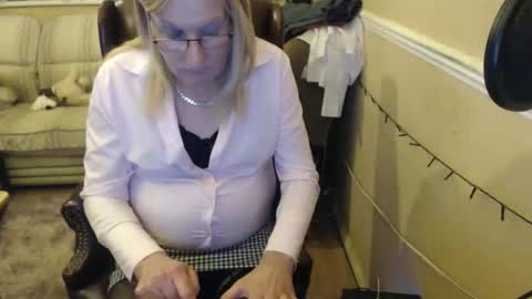 hannahcd57 online show from May 7, 9:27 pm