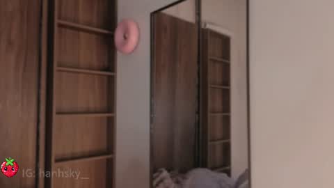 hannahsky_ online show from August 7, 11:43 am