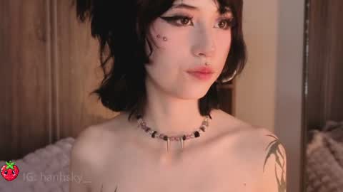 hannahsky_ online show from August 7, 4:07 pm