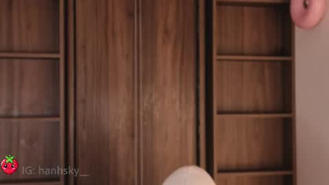 hannahsky_ online show from August 13, 11:57 am