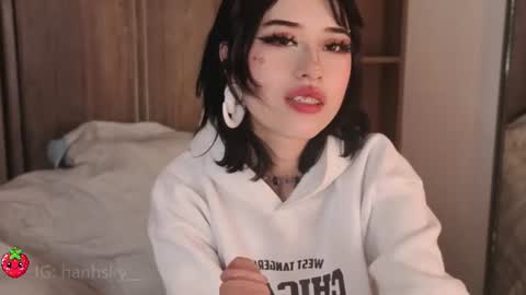 hannahsky_ online show from August 13, 5:27 pm