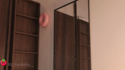 hannahsky_ online show from August 14, 2:21 pm