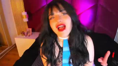 hannaroussee online show from August 6, 2:16 pm