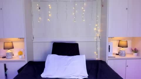 hannyk_ online show from August 7, 7:52 am
