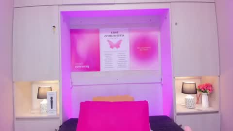hannyk_ online show from August 15, 3:38 pm