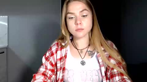 happy_fox_ online show from June 1, 11:29 pm