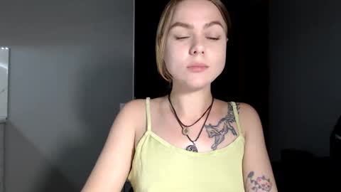 happy_fox_ online show from June 2, 10:13 pm
