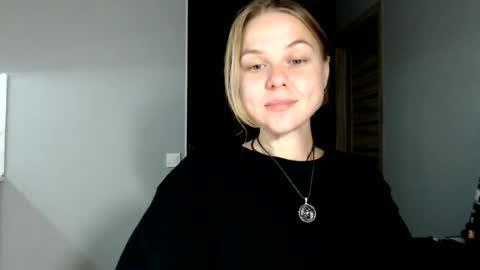 happy_fox_ online show from July 1, 9:49 pm