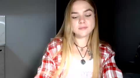 happy_fox_ online show from July 8, 9:19 pm