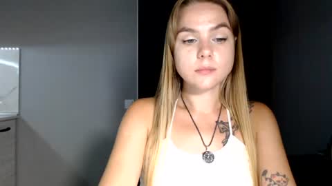 happy_fox_ online show from August 8, 11:05 pm