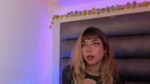 hellen__smith_ online show from August 7, 9:26 pm