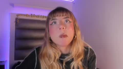 hellen__smith_ online show from August 8, 11:05 pm